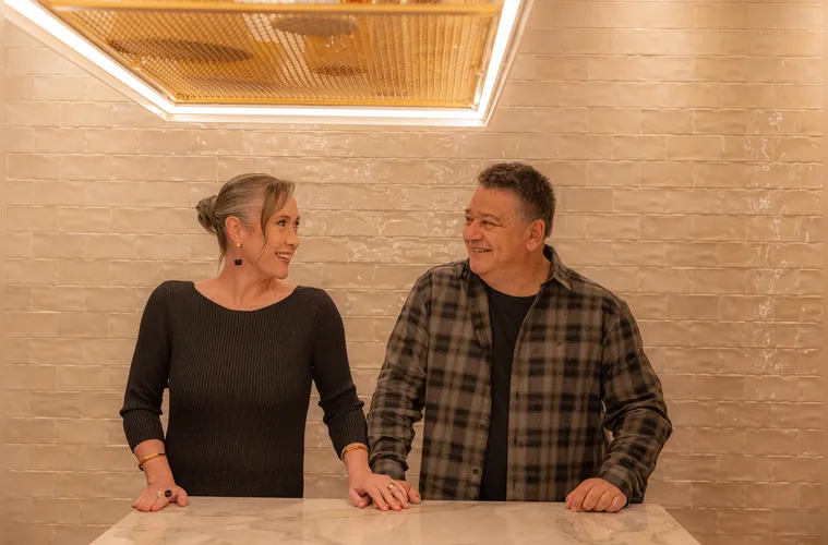 O advogado e empresário Sergio Zadorosny Filho comemorou seu aniversário na última segunda-feira (21). Ao lado da esposa, Paula Campagnoli, sua companheira de vida, Sergio recebeu o carinho de familiares e amigos em uma data de celebração e afeto. Da Coluna RC, os votos de que este novo ciclo seja pleno de saúde, amor, prosperidade e grandes realizações.