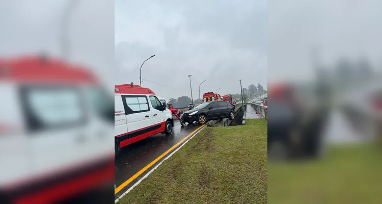 Carro roda na pista e bate contra mureta do viaduto da Santa Paula