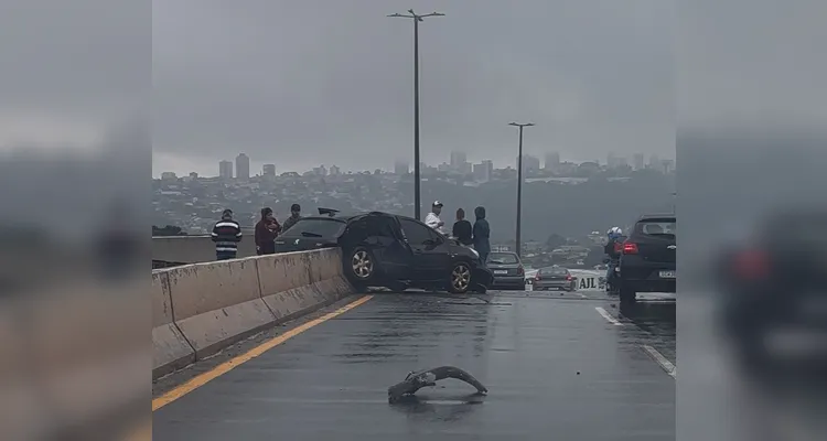 Veículo atravessou a mureta do viaduto no bairro Santa Paula