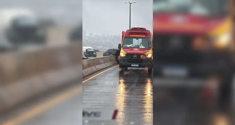 Carro roda na pista e bate contra mureta do viaduto da Santa Paula