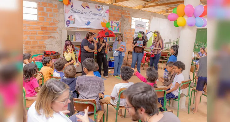 Membros da UEPG inauguram biblioteca comunitária na Ocupação John Duarte