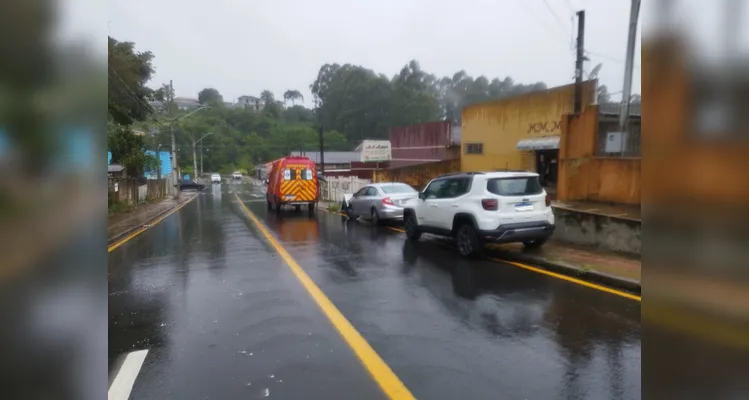 Câmera de segurança registra acidente com quatro carros em PG; veja vídeo