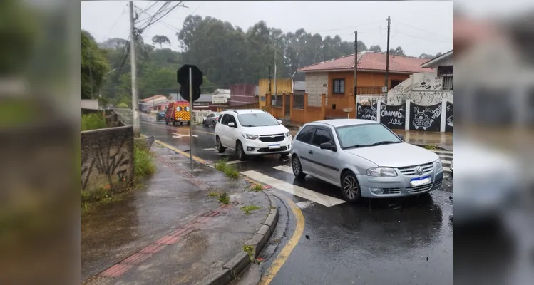 Câmera de segurança registra acidente com quatro carros em PG; veja vídeo