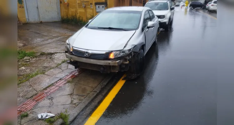 Entre os veículos envolvidos, estão um Honda/Civic, um Toyota/Etios, um VW/Gol e um Chev/Spin