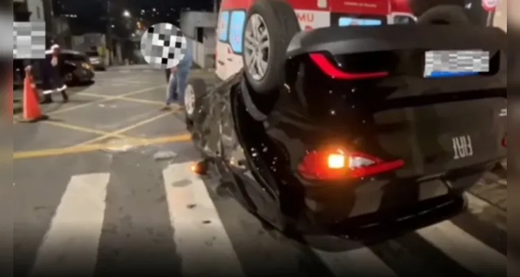 Carro capota após colisão e mulher fica ferida no Centro de PG
