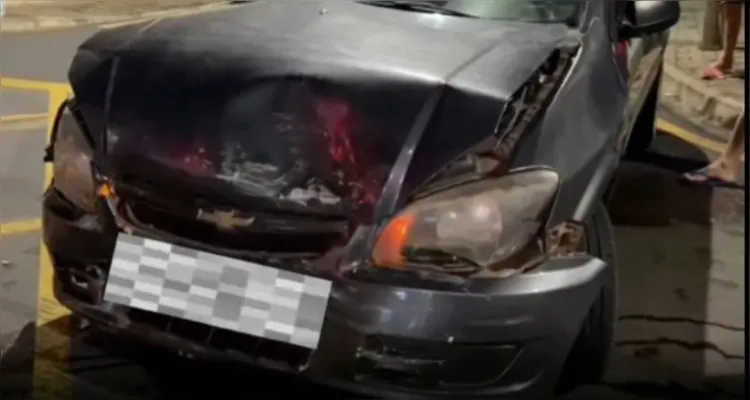Carro capota após colisão e mulher fica ferida no Centro de PG