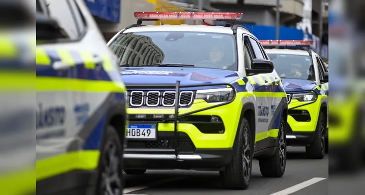 Equipes de trânsito buscam auxiliar o fluxo de veículos.