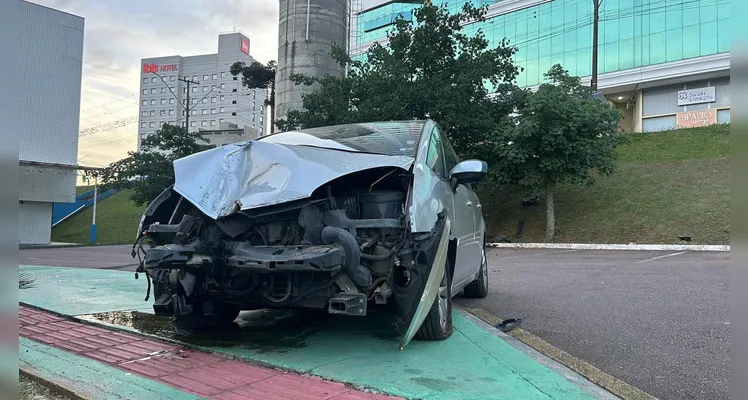 O acidente arrancou o ponto do lugar e o veículo Citroen C4 despencou em um barranco.