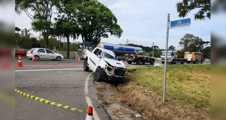 Colisão entre caminhonete e caminhão deixa bebê em estado grave em Araucária