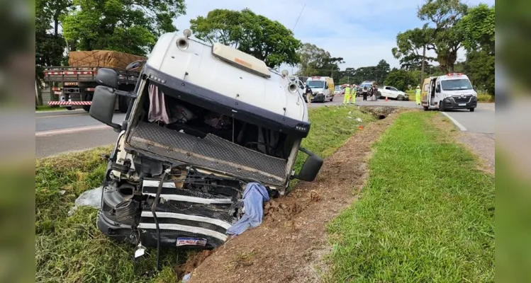 Colisão entre caminhonete e caminhão deixa bebê em estado grave em Araucária