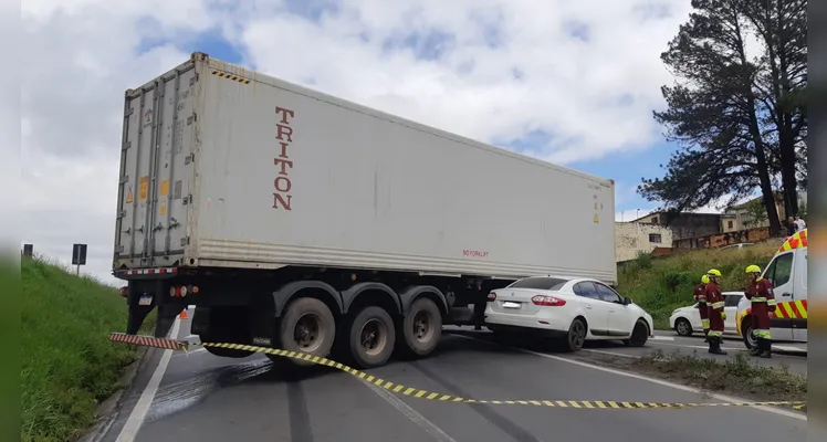 PRF apreende carro furtado em engavetamento na BR-373, em Ponta Grossa