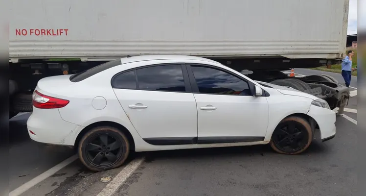 PRF apreende carro furtado em engavetamento na BR-373, em Ponta Grossa