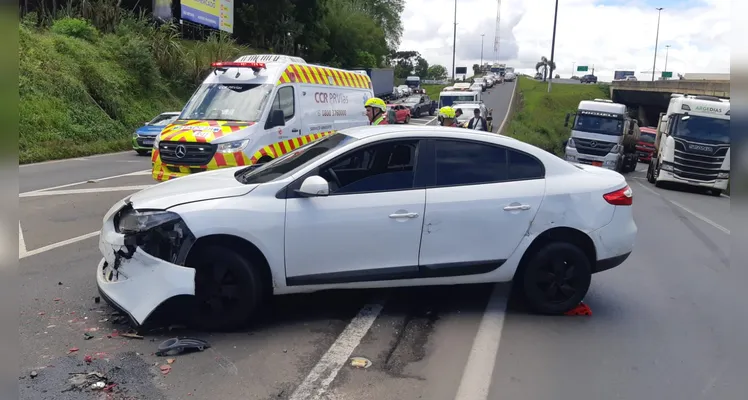 PRF apreende carro furtado em engavetamento na BR-373, em Ponta Grossa