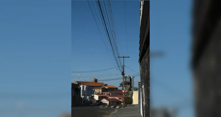 Fiação aérea afeta paisagem e segurança em Ponta Grossa