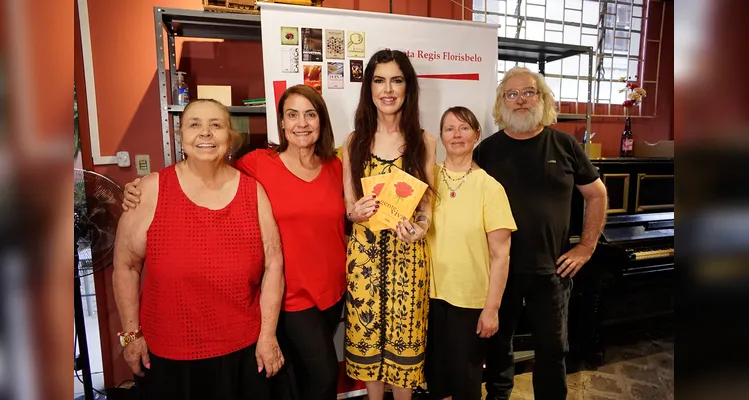 Renata e atores da performance: Gicelda Zancanella Ott, Ritanara de Cássia Elbl da Silva, Márcia Michaloski Souza e Rogério Vriesman