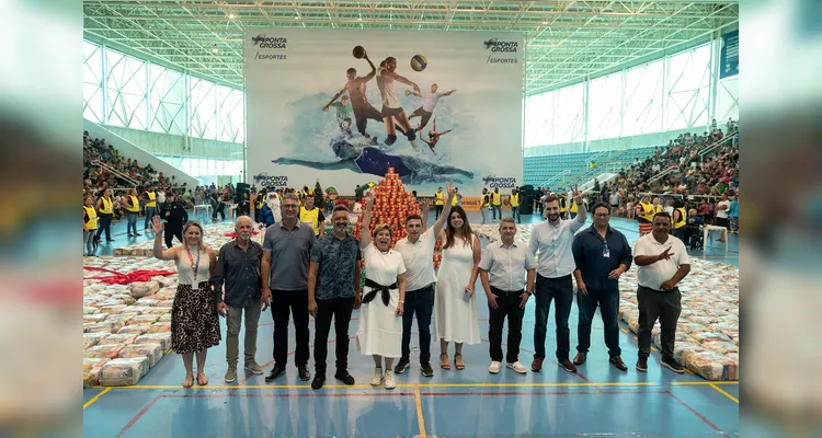 Entrega de cestas de Natal, no Natal Solidário |