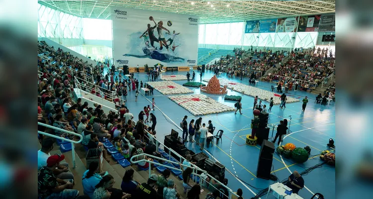 Entrega de cestas de Natal, no Natal Solidário |