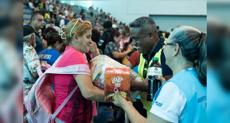 Entrega de cestas de Natal, no Natal Solidário |
