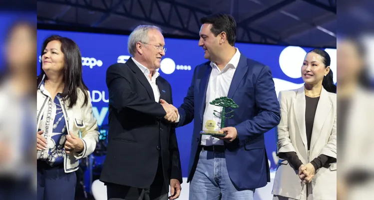 Ratinho Junior recebeu a premiação das mãos de José Roberto Ricken.