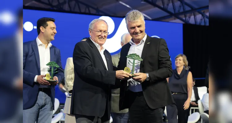 A cooperativa Frísia foi homenageada pelos 100 anos de atuação através de seu presidente Geraldo Slob.