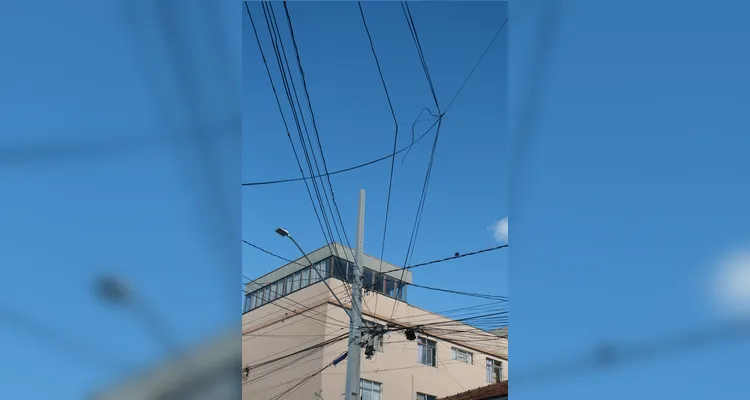 Fiação aérea afeta paisagem e segurança em Ponta Grossa