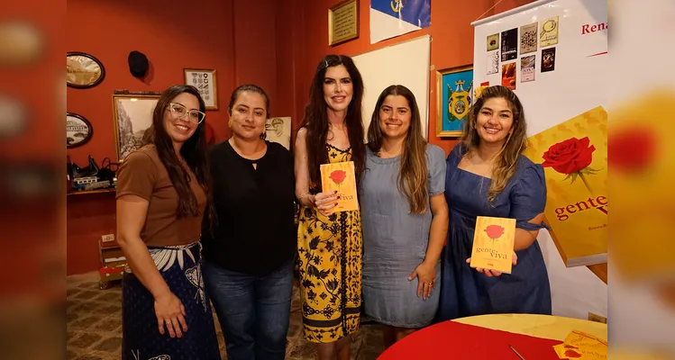 Renata com professoras do EJA