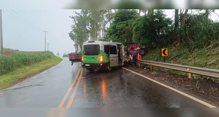 Paciente transportado por van de saúde morre após colisão com caminhão no PR
