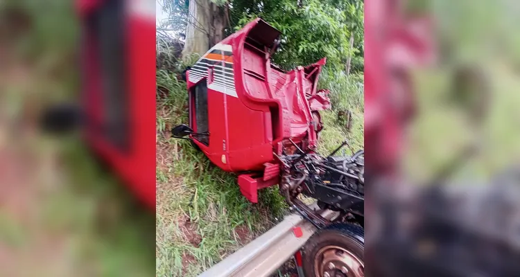 Paciente transportado por van de saúde morre após colisão com caminhão no PR