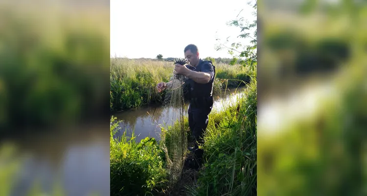 Homem foge e abandona peixes ao ser denunciado por pesca predatória em Castro