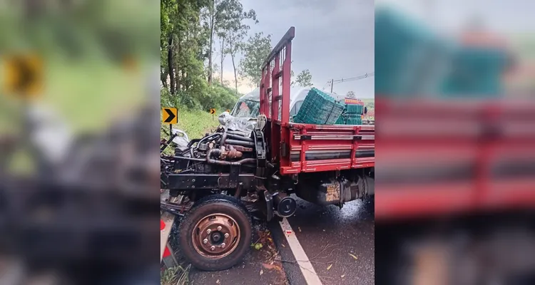 Paciente transportado por van de saúde morre após colisão com caminhão no PR