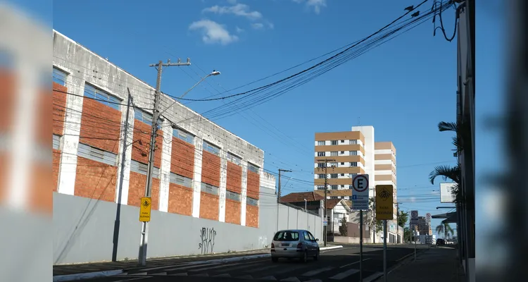 Fiação aérea afeta paisagem e segurança em Ponta Grossa