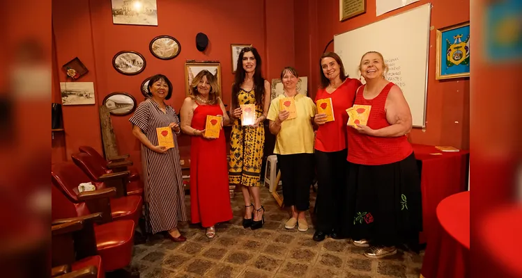 Renata e integrantes da Universidade da Terceira Idade (UATI)