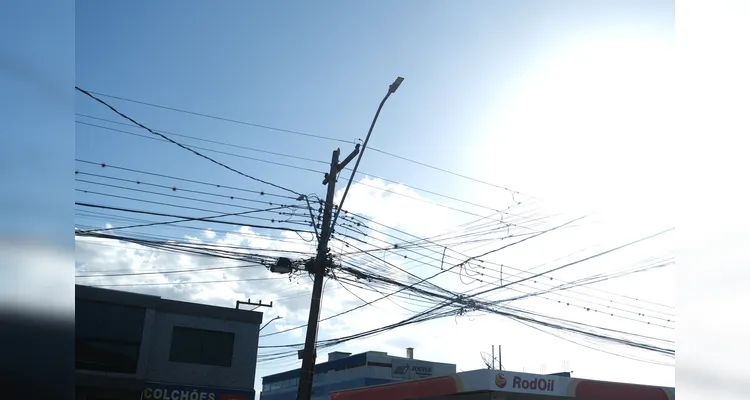 Fiação aérea afeta paisagem e segurança em Ponta Grossa
