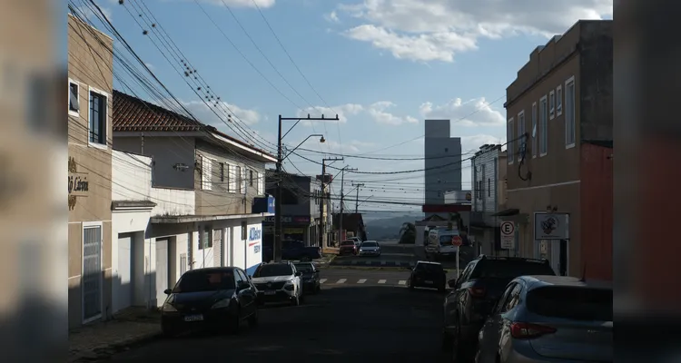 Fiação aérea afeta paisagem e segurança em Ponta Grossa
