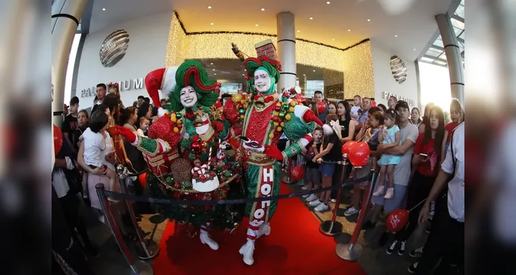 Shopping Palladium divulga fotos da chegada do Papai Noel em Ponta Grossa
