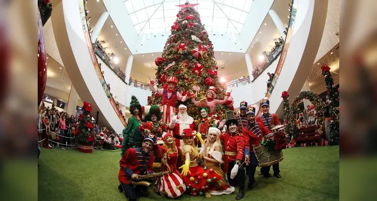 Shopping Palladium divulga fotos da chegada do Papai Noel em Ponta Grossa