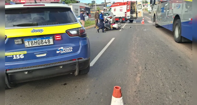 Motociclista fica ferido após colisão na 'Visconde de Taunay', em Ponta Grossa