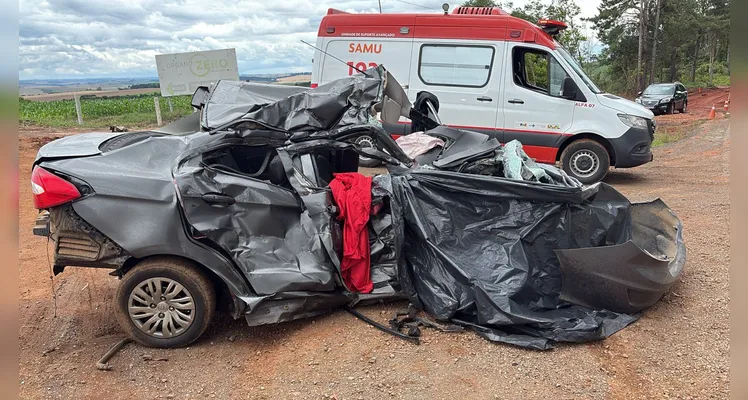 O carro de Elisson Michel Fernandes de Oliveira, morto no acidente, ficou totalmente destruído