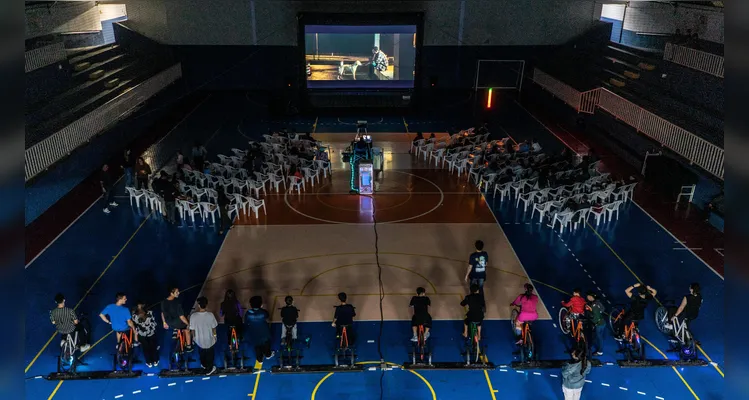 Cinema movido por energia de bicicletas estará pela primeira vez em Teixeira Soares