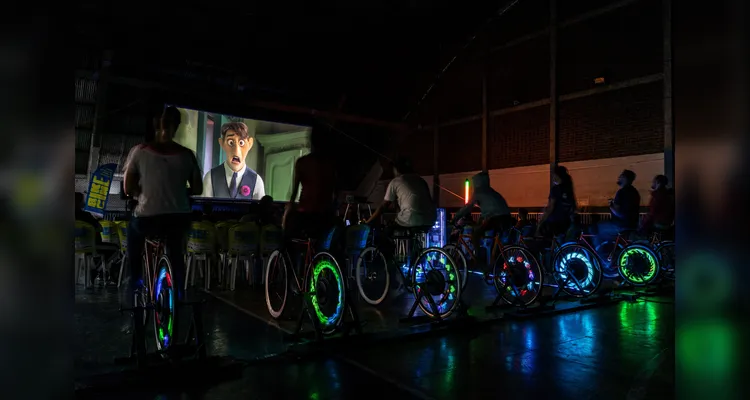 Cinema movido por energia de bicicletas estará pela primeira vez em Teixeira Soares