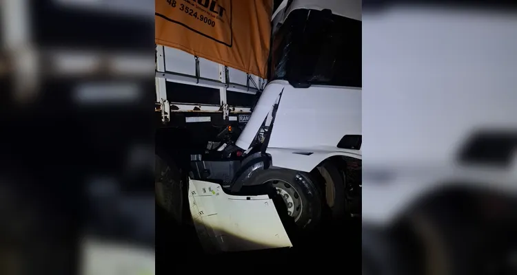 Acidente com caminhões deixa homem preso às ferragens em Arapoti