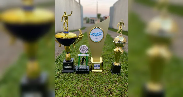 Campeões sem campo: Time de futebol do Cará-Cará pede espaço para treinar no bairro