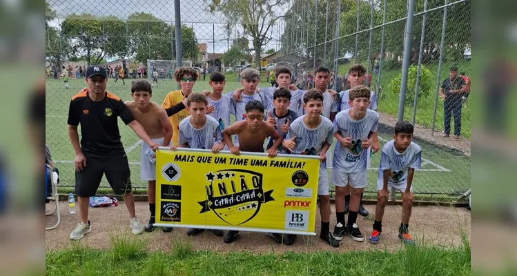 Campeões sem campo: Time de futebol do Cará-Cará pede espaço para treinar no bairro