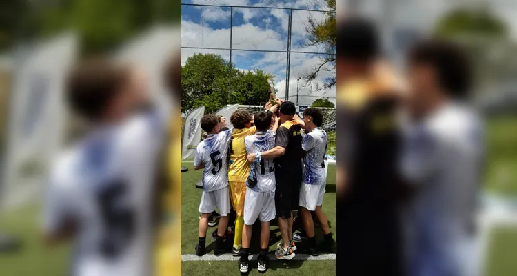 Campeões sem campo: Time de futebol do Cará-Cará pede espaço para treinar no bairro
