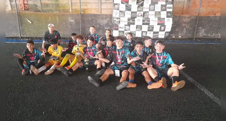 Campeões sem campo: Time de futebol do Cará-Cará pede espaço para treinar no bairro