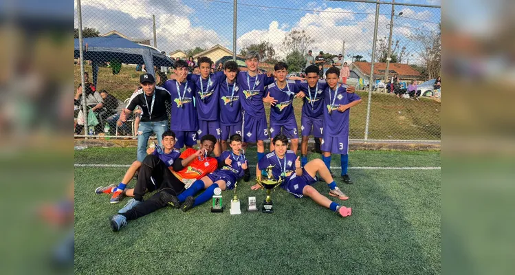 Campeões sem campo: Time de futebol do Cará-Cará pede espaço para treinar no bairro