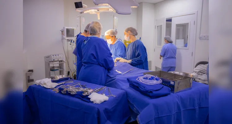 Equipes trabalhando no Hospital Universitário da Universidade Estadual de Ponta Grossa