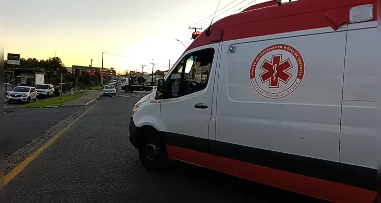 Mulher sofre fratura exposta em acidente com moto e dois carros no 'Santa Paula' em PG