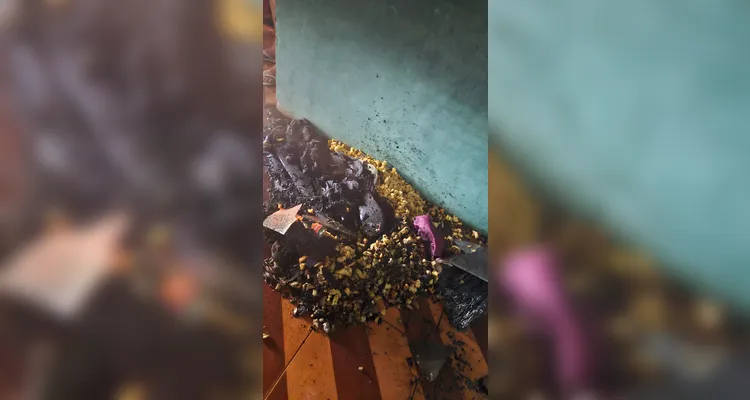 Restos de materiais atingidos pelo fogo