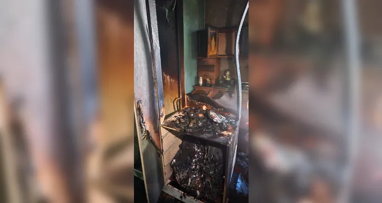 Guarda-roupa após ser tomado  pelas chamas